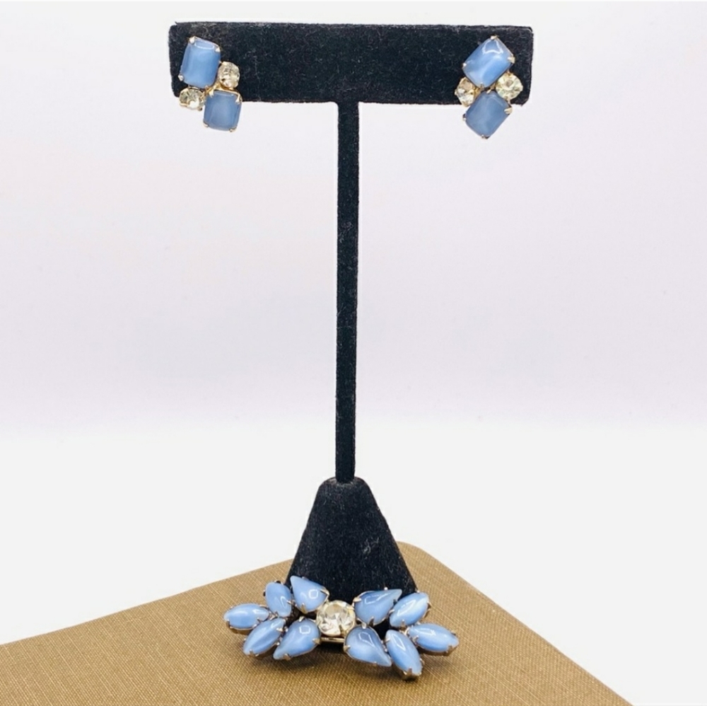 Pale blue vintage brooch & clip on earrings set - Picture 3 of 4